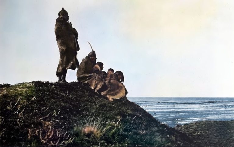 Habitantes Selk’nam contemplando un atardecer