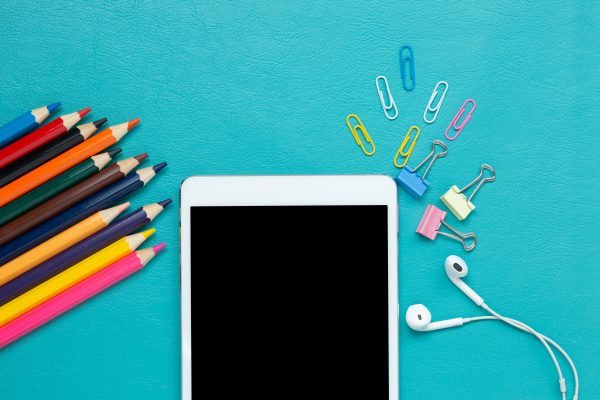Adiós a los celulares en clase: Senado vota proyecto