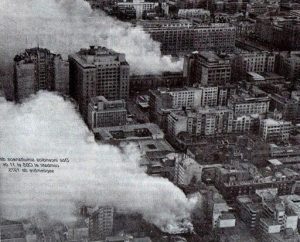 Fotografía aérea del bombardeo a La Moneda captada desde un avión Hawker Hunter el 11 de septiembre de 1973