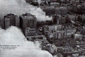 Fotografía aérea del bombardeo a La Moneda captada desde un avión Hawker Hunter el 11 de septiembre de 1973