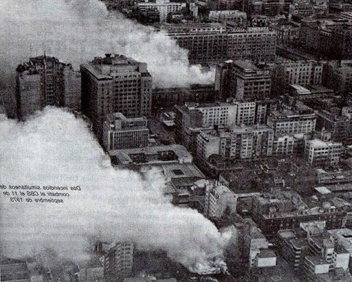 Fotografía aérea del bombardeo a La Moneda captada desde un avión Hawker Hunter el 11 de septiembre de 1973